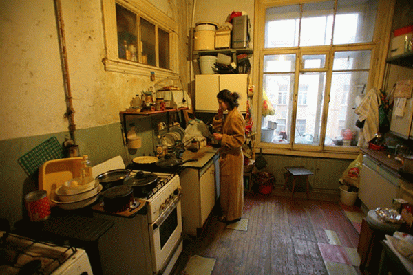 Фотография показывает общую кухню квартиры