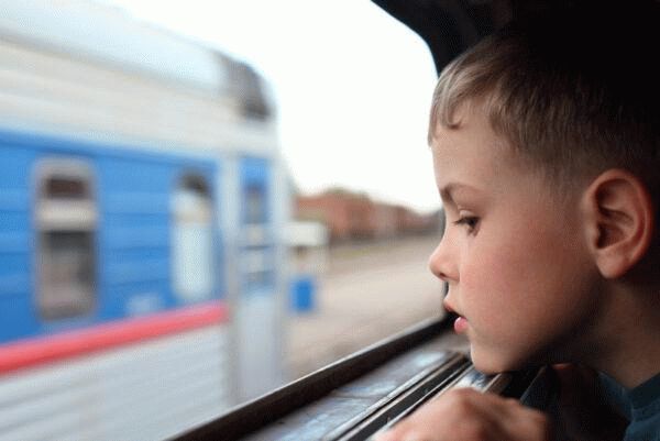 С какого возраста несовершеннолетним разрешается путешествовать без родителей